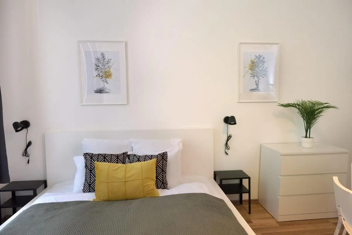 Spacious Basic Home In The City Center ブダペスト ハンガリー