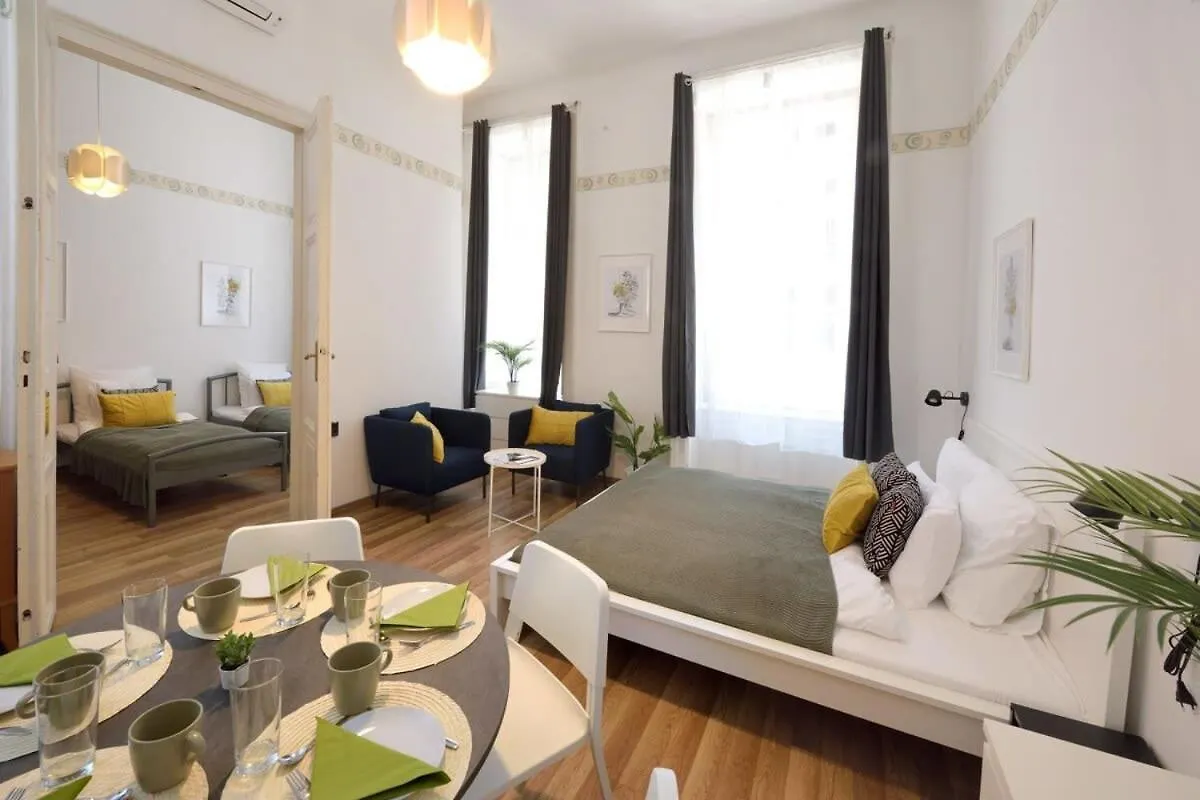 Spacious Basic Home In The City Center ブダペスト アパート